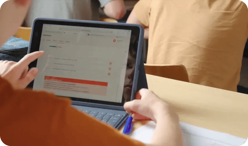 Lernova op iPad en papier 