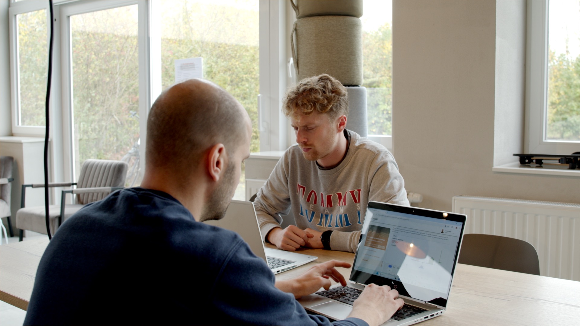 Leerkachten in leraarskamer aan de slag met Lernova Academy