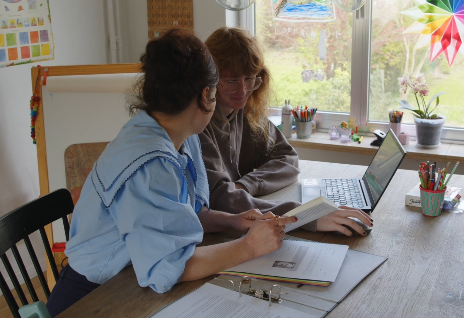 Mama Liesje en haar zoon Oskar zetten Lernova in voor huisonderwijs Mama Liesje en haar zoon Oskar zetten Lernova in voor huisonderwijs